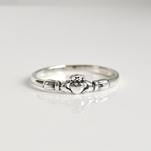 Sterling Silver Dainty Claddagh Ring, Minimalist Ring for Women, 925 Claddagh Ring, Friendship Ring, Gift for Her