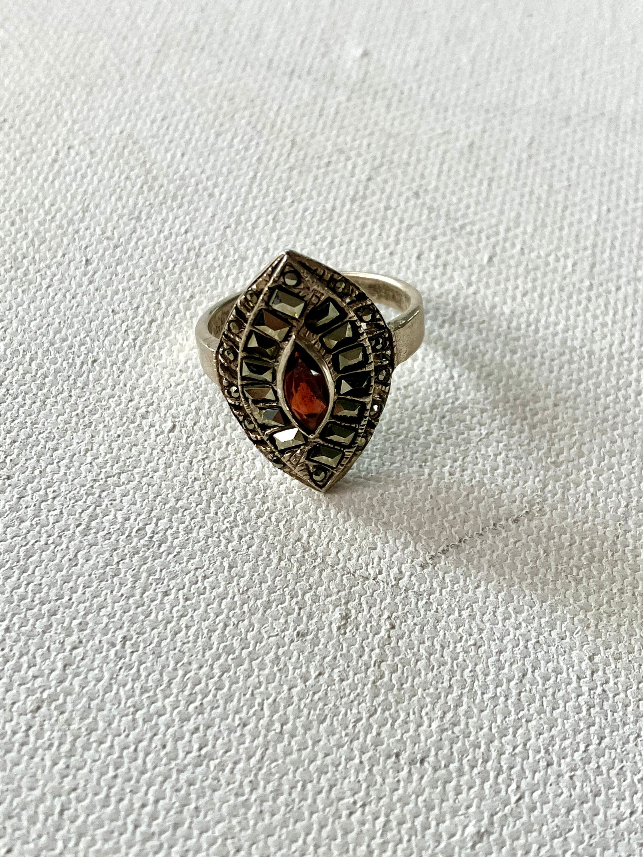 Bague Ancienne En Argent Massif Avec Rubis Et Marcassites - Taille 52, Bijou Vintage Occasion, Pour Un Look Romantique Et Ancien
