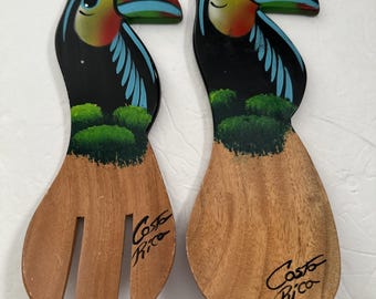 Juego de tenedores y cucharas para ensalada con forma de tucanes de madera curvada, pintados a mano, Costa Rica.