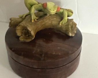 Holz Trinket Box Grün Laubfrosch Ruhe auf Holzstamm Runde Schmuck Aufbewahrungsbox