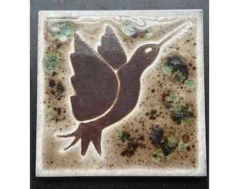 Sottobicchiere in piastrelle 4x4 con colibrì, decorazione in tonalità della terra per tavolo.