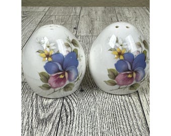 Coppia vintage di saliera e pepiera blu e rosa con fiori, stile cottagecore shabby chic