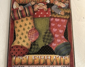 Decorazione natalizia da parete di Mary Engelbreit con 3 topolini nei calzini, 12x16 pollici.