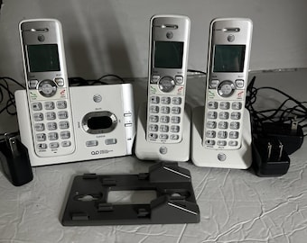 AT&T 3 headset Cordless Answering System  (Used/Good Working Condition)