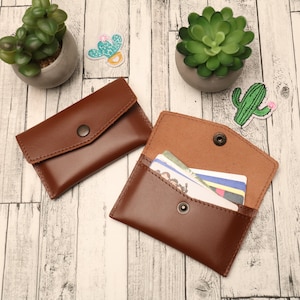 Titular de tarjeta de visita de cuero pequeño personalizado con relieve, billetera con logotipo para tarjeta de crédito, regalos de menos de 20 USD, regalos para él, regalos para ella