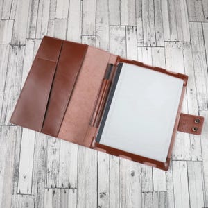 Custodia in pelle personalizzata compatibile con Remarkable 2, stampa in oro, custodia a libro con portapenne, custodia per tablet Remarkable 2, regalo unico