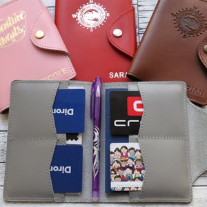 Carteira de passaporte de couro genuíno personalizada com fecho, bolso extra e compartimentos para cartão, estojo de passaporte personalizado, organizador de viagem, presente Wanderlust
