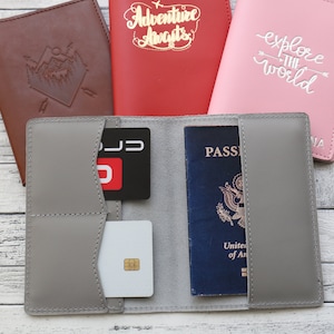 Familia personalizada de titulares de pasaportes de cuero, cubierta de pasaporte de cuero, 2 pasaportes y titulares de tarjetas, regalo de pasión por los viajes, regalo de viaje para hombres/mujeres