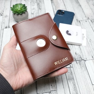 Cartera de pasaporte personalizada con soporte para AirTag, funda de cuero para pasaporte AirTag con iniciales (relieve dorado y plateado), regalo de boda