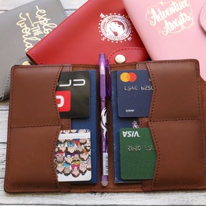 Cartera de pasaporte de cuero genuino personalizada con broche para mujeres y hombres, funda de pasaporte personalizada con ranuras para tarjetas, 2 porta pasaportes y tarjetero