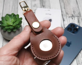 Porte-clés AirTag personnalisé en cuir, support Apple AirTag gaufré, porte-clés AirTag, étui pour étiquette aérienne, cadeaux de voyage pour mari et femme