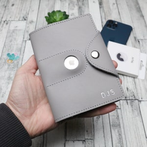 Cartera de cuero personalizada para pasaporte con Airtag para damas de honor, funda para pasaporte de boda, funda para pasaporte para mujeres y hombres, regalos hechos a mano.