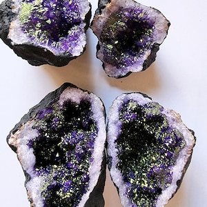 Geodo de cristal de selenita brilhante roxo e dourado com fertilidade de 70-90 mm