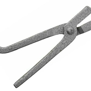 Puede incluir: Un par de tenazas de herrero de metal plateado con una mandíbula curva en un extremo y una mandíbula plana con dientes en el otro extremo.