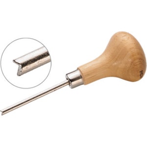 Pode incluir: Uma ferramenta de metal e madeira com uma ponta pontiaguda e uma pega de madeira. A ponta tem a forma de um V. A pega é de cor castanho claro e tem uma forma arredondada.