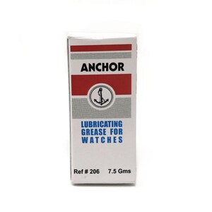 Puede incluir: Una peque&ntilde;a caja rectangular de grasa lubricante ANCHOR para relojes. La caja es blanca con rayas rojas y grises y presenta un logotipo de ancla. El texto "GRASA LUBRICANTE PARA RELOJES" est&aacute; impreso en azul.