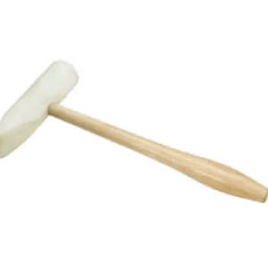 Puede incluir: Un mazo de goma blanco con un mango de madera. El mazo se utiliza para golpear objetos.