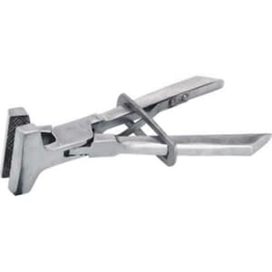 Può includere: Uno strumento in metallo argentato con un manico lungo e una ganascia che può essere utilizzata per crimpatura metallica.