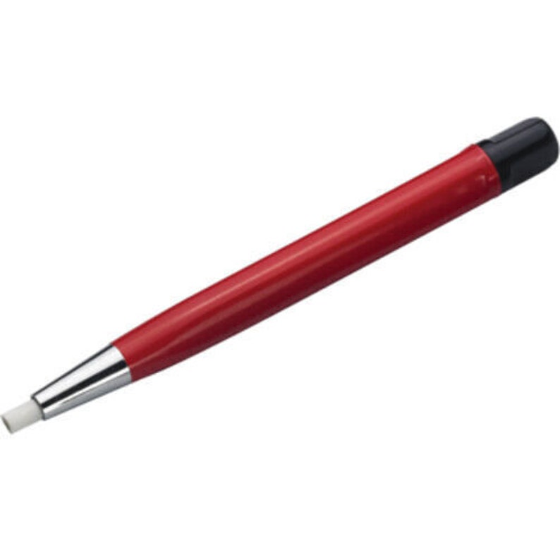 Puede incluir: Una herramienta de limpieza roja y negra con una punta de borrador blanca. La herramienta est&aacute; dise&ntilde;ada para limpiar superficies y eliminar la suciedad o los residuos.