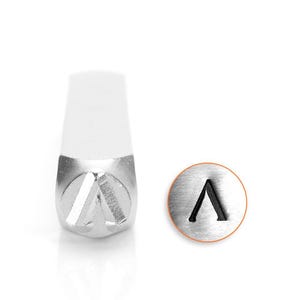 Peut inclure: Un tampon métallique avec une poignée blanche et une base argentée. Le tampon présente la lettre majuscule "Λ" dans une police sans-serif. Une empreinte de la lettre est montrée sur un petit disque métallique rond.