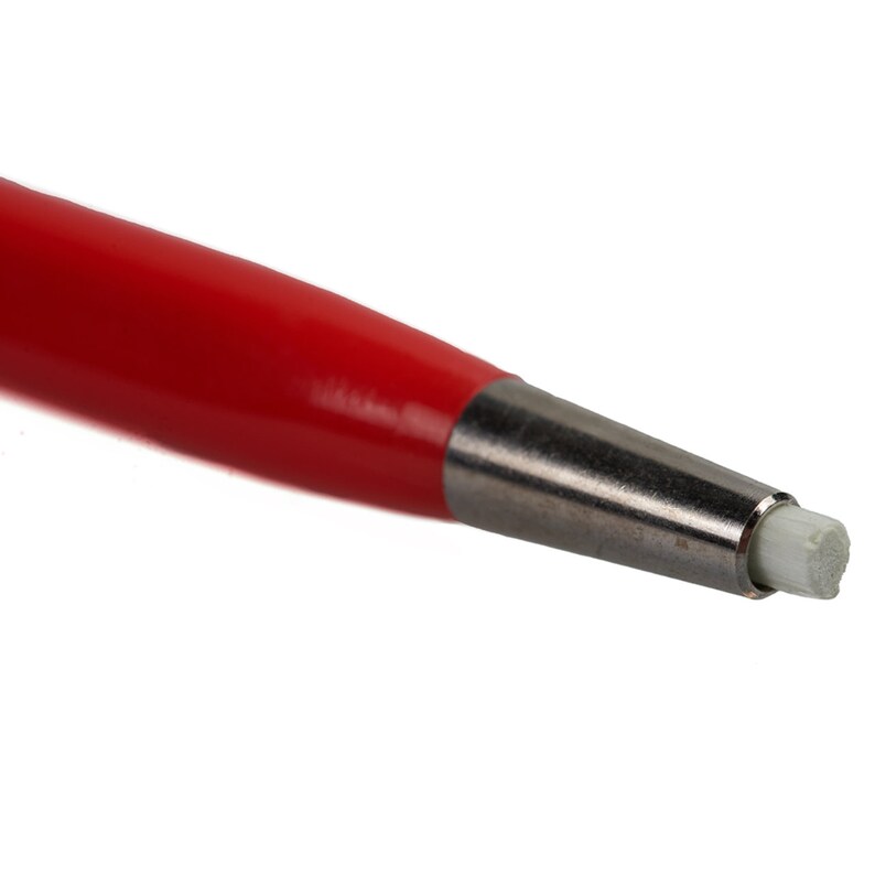 Puede incluir: Una herramienta de limpieza roja y plateada con una punta de fibra blanca. La herramienta se utiliza para limpiar equipos &oacute;pticos.