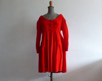 Minirobe en velours rouge à manches longues des années 1960