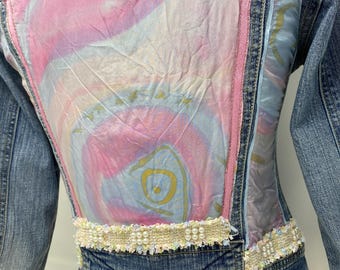 Geüpcycled spijkerjack Barbiecore: tie-dye zijde, parelkralen, maat XS