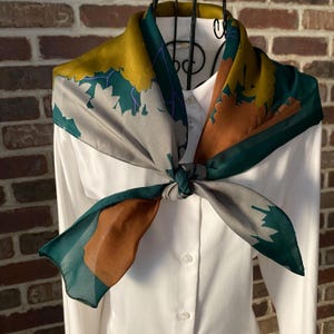 Vintage abstracte herfstsjaal – bladmotief in groen, paars, mosterd – Preppy chic accessoire