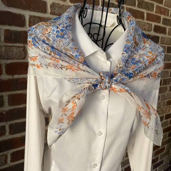 Vintage Printemps Scarf with Blue Cornflowers on White Background, Botanic Design