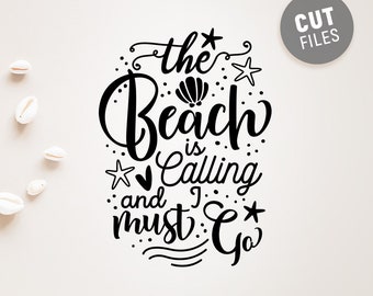 Peut inclure: Conception graphique en noir et blanc avec le texte "the beach is calling and I must go" avec une coquille, des étoiles et des lignes ondulées.