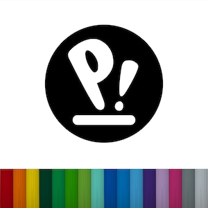 Op de afbeelding: Een zwarte cirkel met een wit gestileerd "P!" logo. Onder het logo bevinden zich rijen kleurrijke verticale strepen in verschillende kleuren, waaronder rood, oranje, geel, groen en blauw.