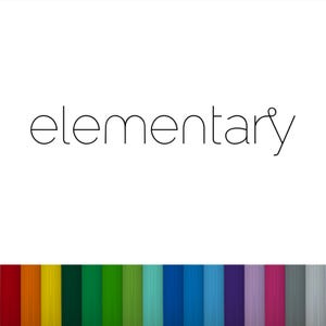Op de afbeelding: Het woord "elementary" in dunne, zwarte letters staat op een witte achtergrond. Daaronder bevindt zich een rij kleurrijke verticale strepen in verschillende kleuren, waaronder rood, oranje, geel, groen en blauw.