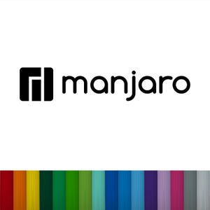 Op de afbeelding: Het Manjaro-logo, met een zwart vierkant met een gestileerde 'M' en het woord 'manjaro' in een schone, schreefloze lettertype, wordt weergegeven op een witte achtergrond. Onderaan de afbeelding staat een rij verticale strepen in meerdere kleuren.