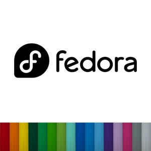 Peut inclure: Le mot "fedora" en noir, avec une police stylisée. Le "f" de "fedora" est une forme noire arrondie avec un symbole "f" blanc à l'intérieur. Une rangée de rayures verticales colorées en rouge, orange, jaune, vert, turquoise, bleu, violet, rose et gris en bas.