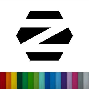 Op de afbeelding: Een zwart-wit geometrisch logo-ontwerp. Het logo toont een gestileerde letter "Z" in een zeshoekige vorm. Onder het logo bevinden zich een reeks kleurrijke verticale strepen.