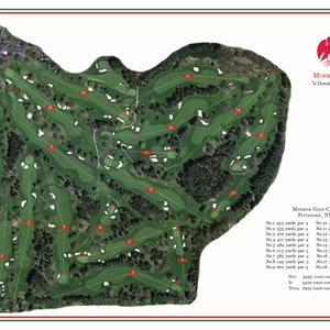Może przedstawiać: Widok lotniczy pola golfowego z ponumerowanymi greenami i fairwayami. Pole jest otoczone drzewami i ma białe tło z tekstem "Monroe Golf Club" i "Pittsford, NY".