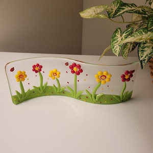 Rote und gelbe Blumen aus geschmolzenem Glas und auf einer Welle zusammengesunken. Macht es freistehend Sonnenfänger ist 4 Zoll groß von 12 Zoll