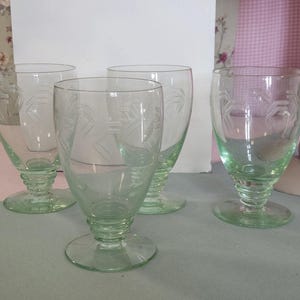 Antique uraline water glasses X4