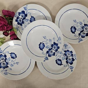 Antique X5 dinner plates, model &quot;4026&quot; from the French manufacturer of Saint Amand