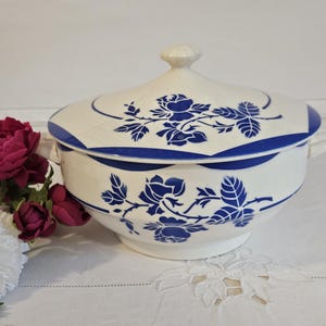 Old &quot;Montauban&quot; model soup tureen or vegetable dish from the French manufacturer of Digoin and Sarreguemines