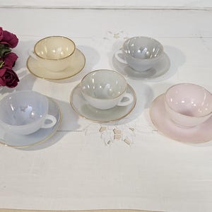 Tasse à café coloré pastel lot de 5 « Arlequin » en opaline anciennes et de manufacture française Arcopal