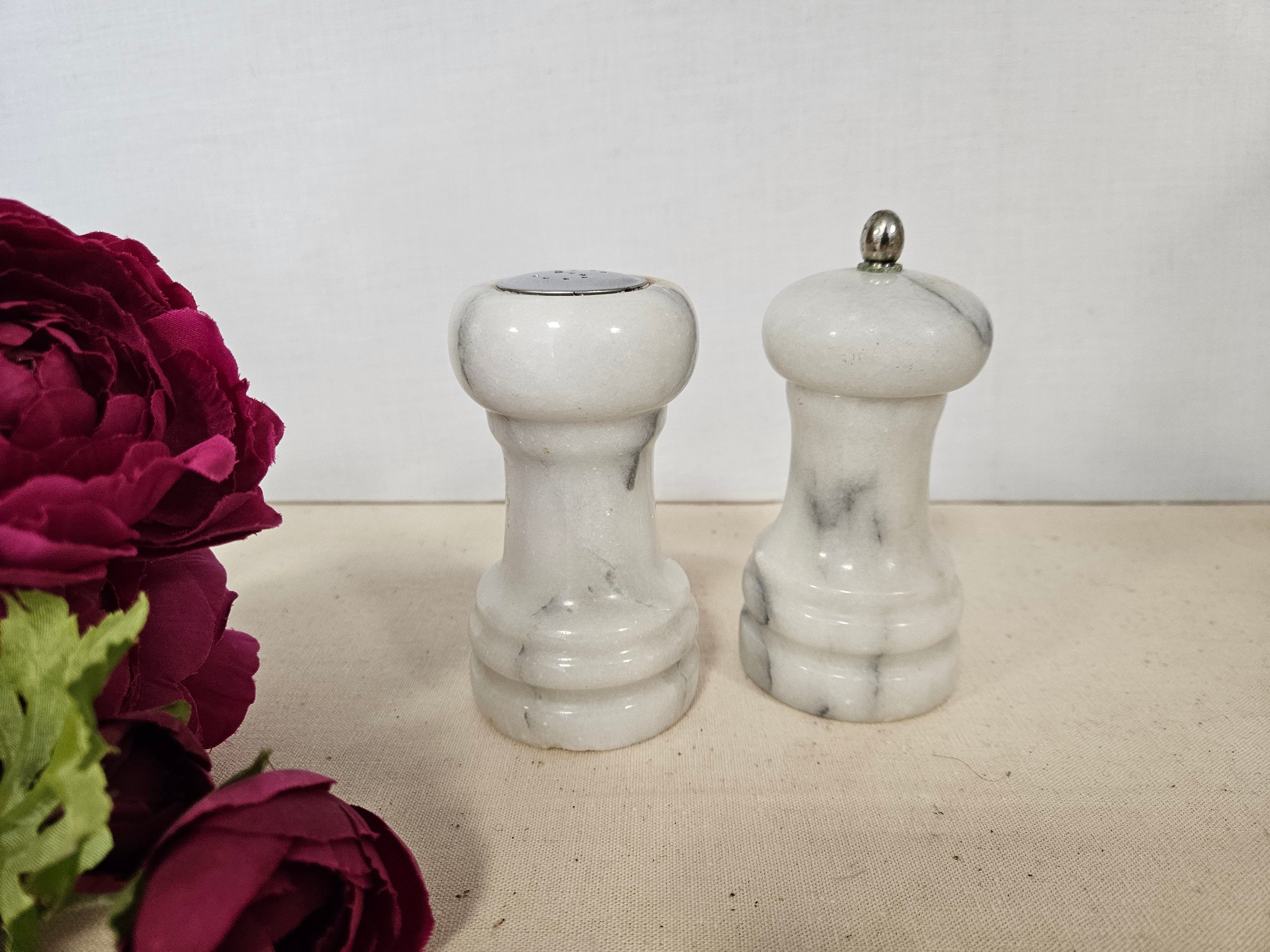 Vintage marble salt/pepper shaker pepper mill server
