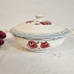 Old &quot;Alesia&quot; model soup tureen or vegetable dish from the French manufacturer of Sarreguemines and Digoin
