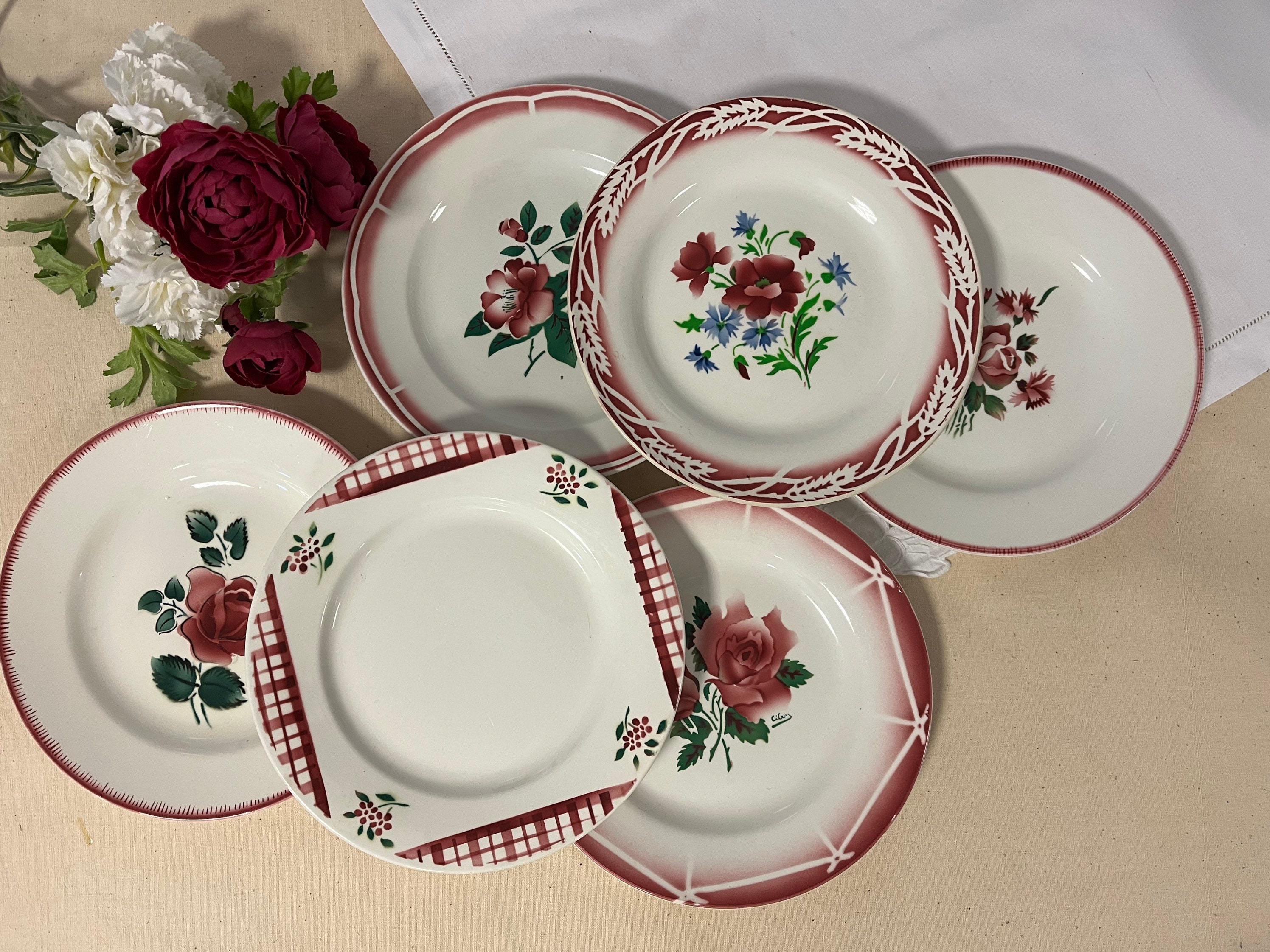 Assiettes Plates Anciennes X6 Modèle Dépareillé Rouge de La Manufacture Française Digoin