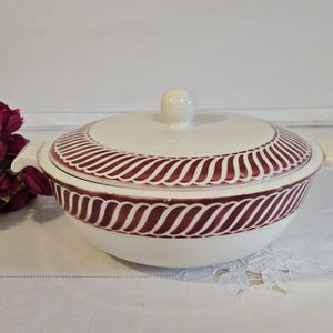 Old &quot;Jacquot&quot; model soup tureen or vegetable dish from the French manufacturer of Digoin and Sarreguemines