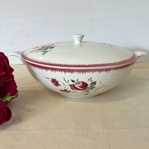 Soup bowl or vegetable old model &quot;Bouquet fleuri&quot; of the French manufacture of Sarreguemines and Digoin