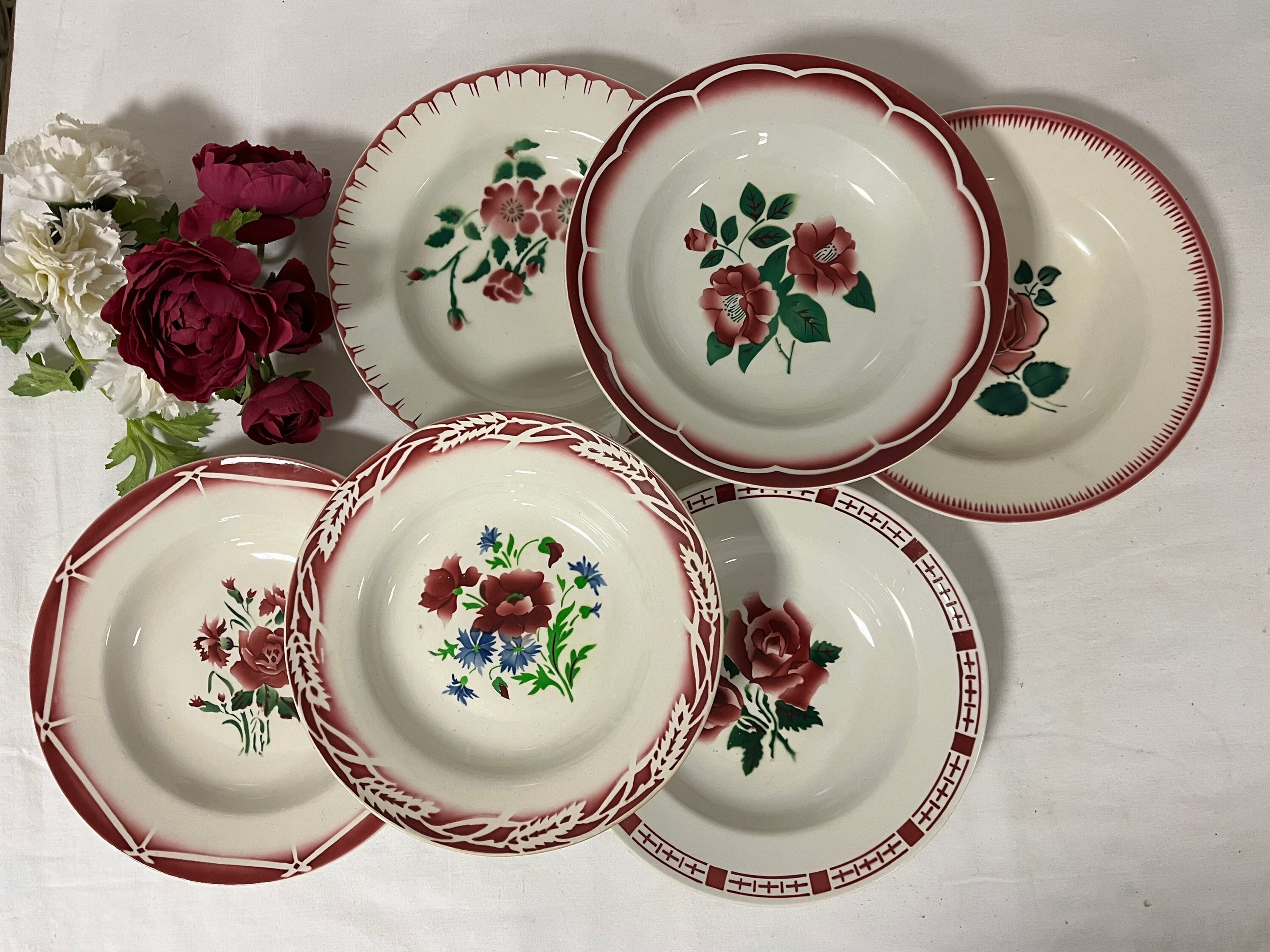 Assiettes Creuses Anciennes X6 Modèle Dépareillé Rouge de La Manufacture Française Digoin