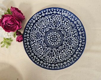 Flat serving dish in blue enamelled stoneware of Uzbek origin