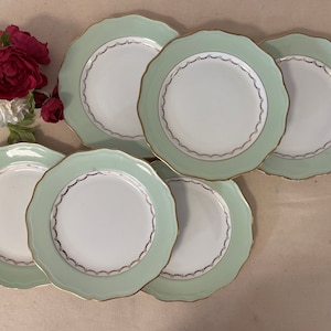 Puede incluir: Un juego de tres tazas de cerámica con un acabado mate moteado. Las tazas son de color crema, gris claro y gris oscuro. Cada taza tiene un diseño simple y minimalista, ideal para café o té.