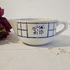 Old sauce boat model &quot;2053&quot; from the French manufacturer of Saint Amand